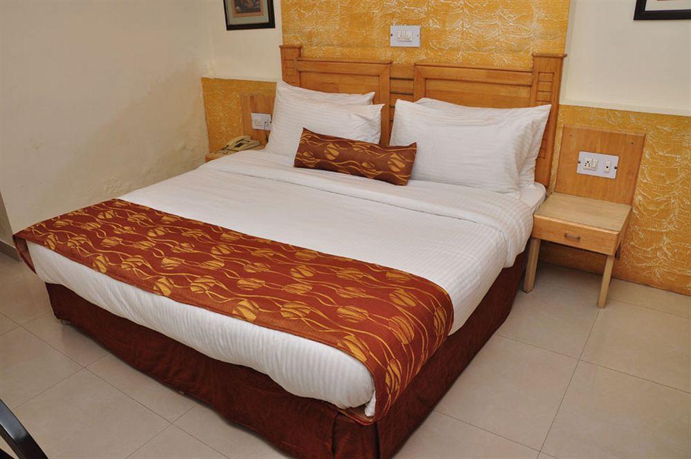 Hotel Abhay Palace Ghaziabad Exteriör bild